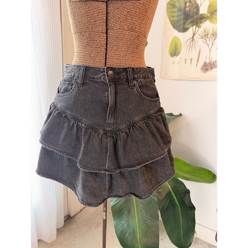 American Eagle Washed Black Denim Tiered Ruffle Mini Skirt Raw Hem Size 6